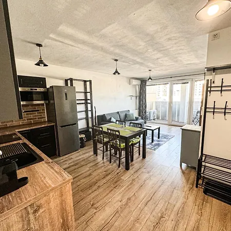 Apartment Central With Garage Parking