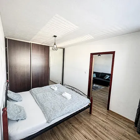 Apartment Central With Garage Parking *
